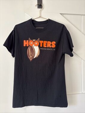 Hooters Virginia Beach VA Graphic T Shirt Tee Logo Black